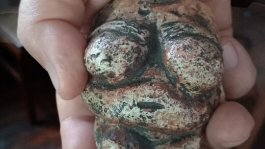 Réplicas de la Venus de Willendorf. Es una pieza paleolítica datada entre los años 27 500 y 25 000 a. C. Fue hallada en 1908 por el trabajador Josef Veran durante las excavaciones dirigidas por los arqueologos Josef SZombathy, Hugo Obenmaier y Josef Bayer en un yacimiento paleolítico en Austria, a orillas del Danubio y cerca de Willendorf.