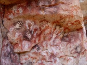 Cueva de las Manos en el Cañadón del río Pinturas (5000 a. C.), Pcia. de Santa Cruz.